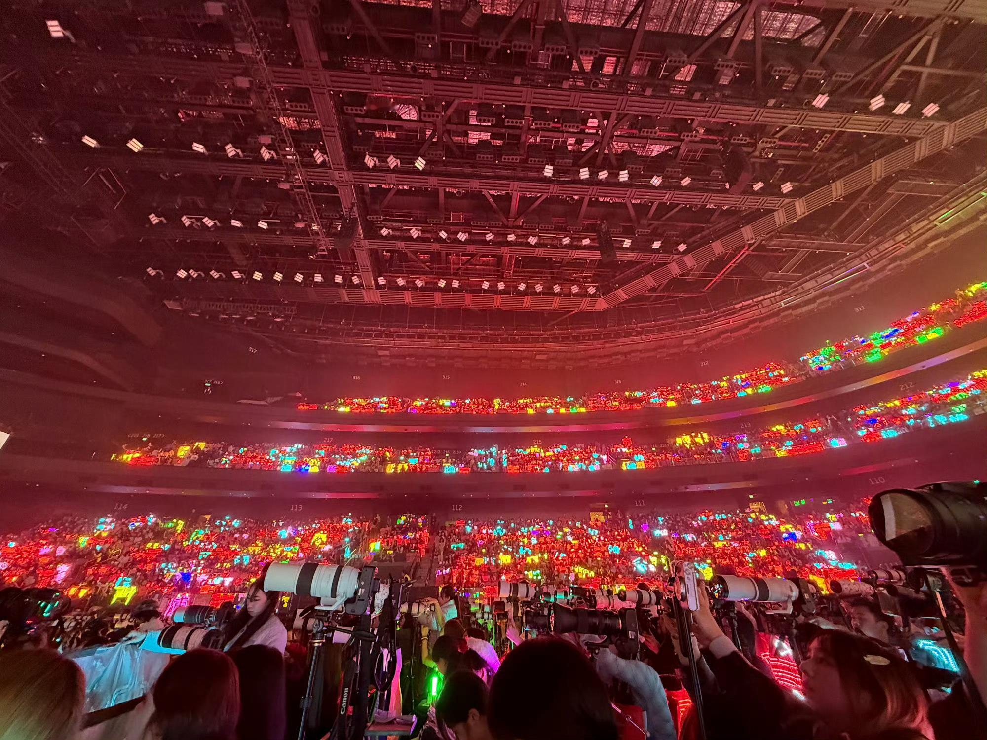 苏新皓是三代四代人气最高的么，荣耀之战连续两天感觉都是红色灯牌最多