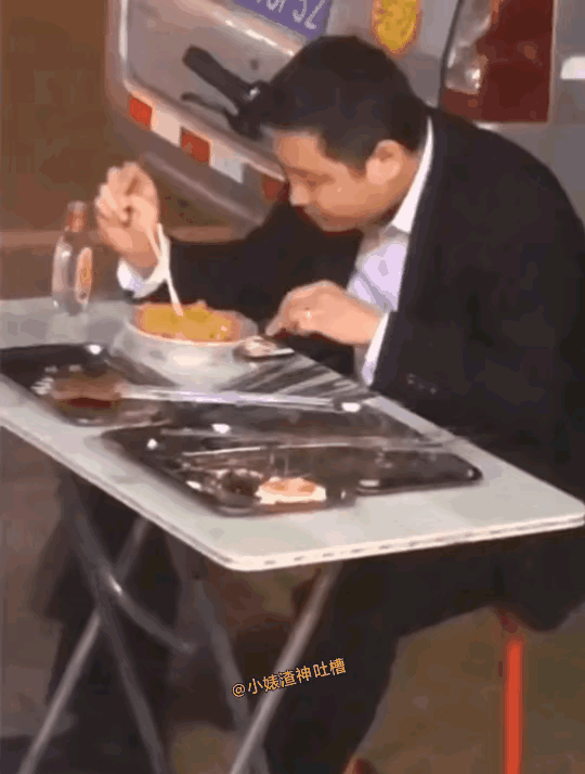 酒不醉人人自醉，这哥们是个有趣的人。