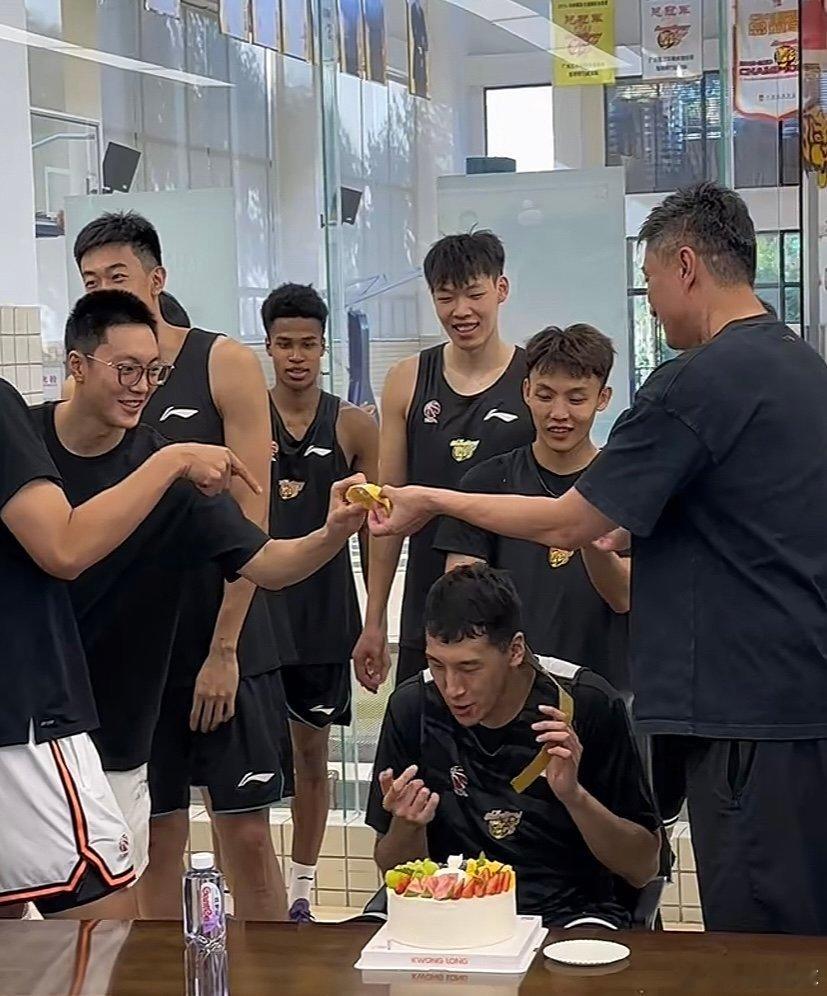 氛围不错[赢牛奶]！广东队集体给杜润旺过26岁生日，杜导奖励胡明轩徐杰一人一块大