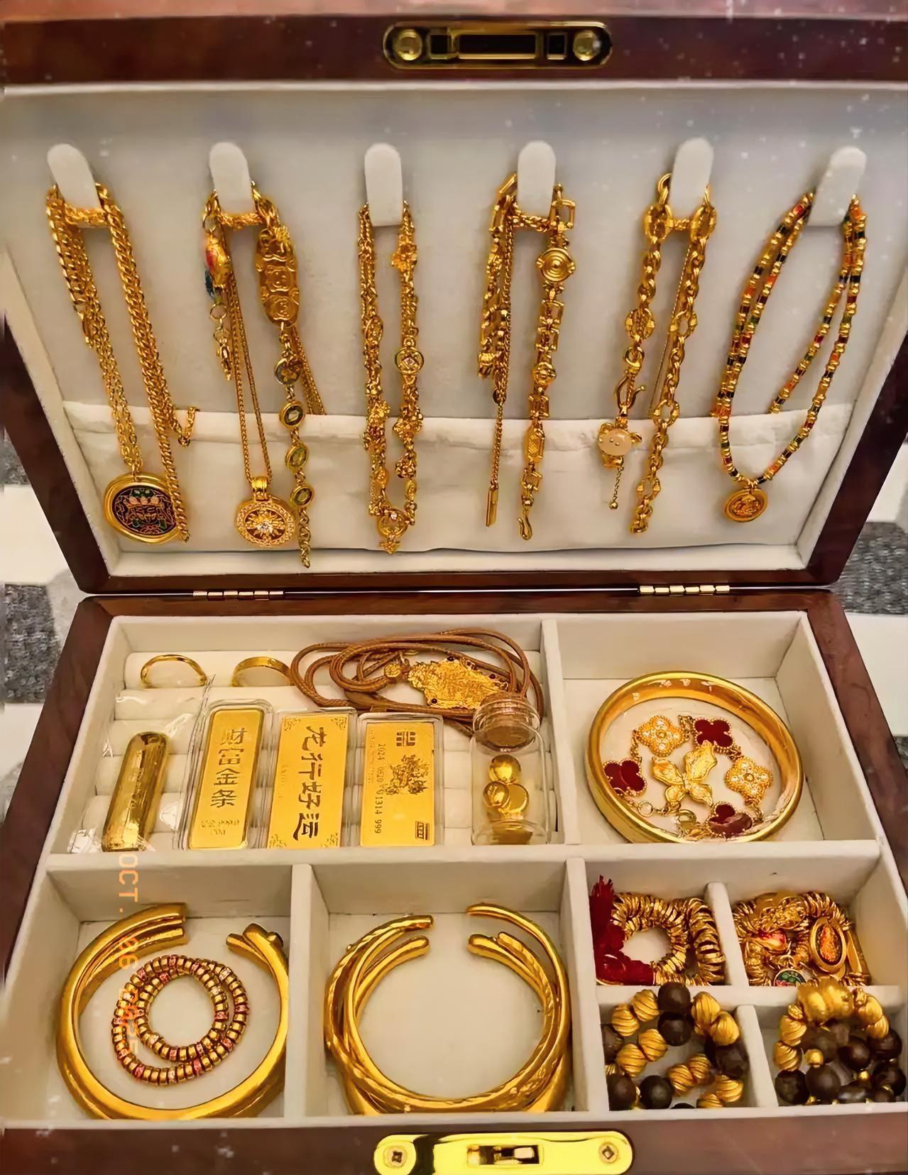 前几年我妈非说黄金靠谱，揣着五十万去金店，当时金价380一克，硬生生囤了1315