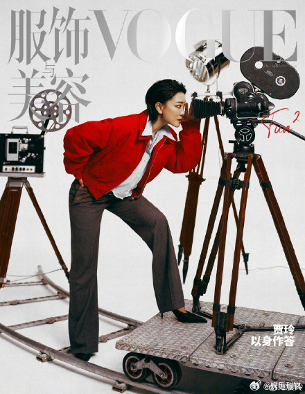 贾玲以身做答  贾玲晒女导演封面  最新微博动态晒出了自己女导演的封面，简直太c