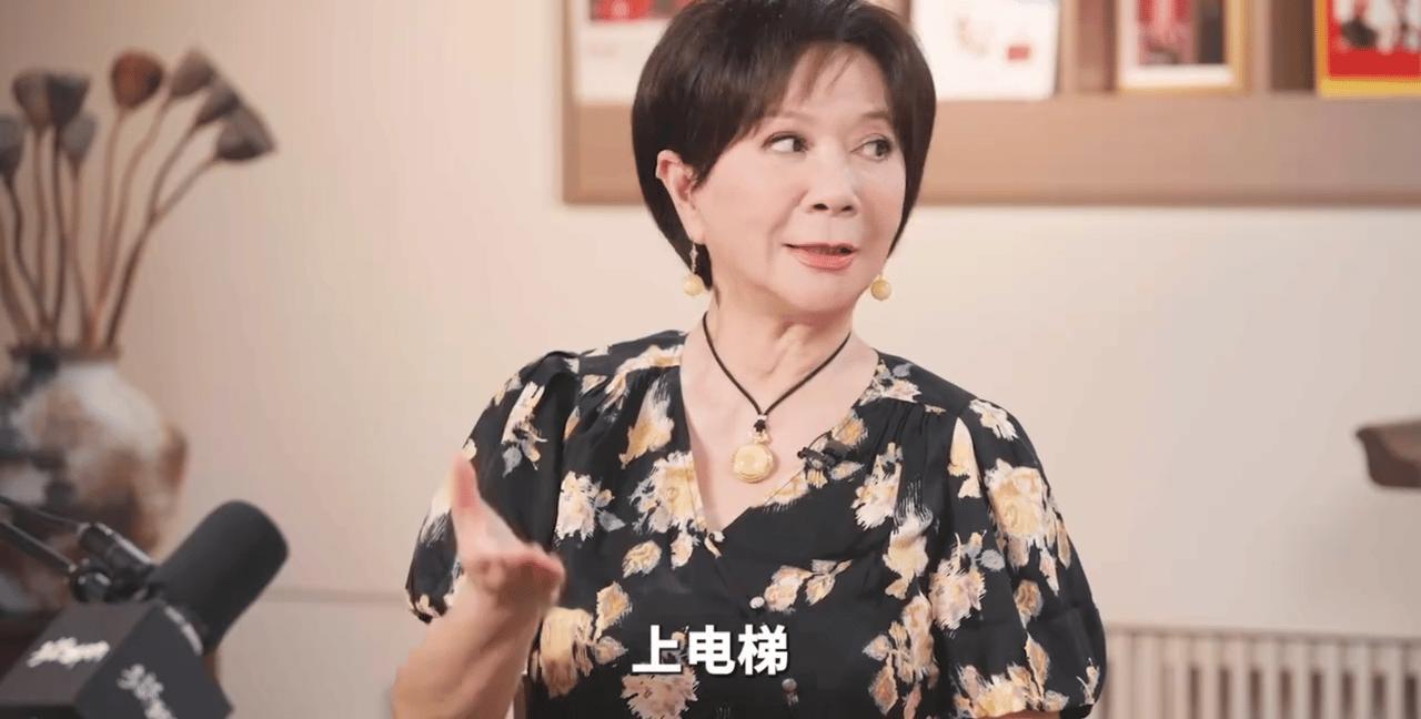 蔡明 不跟前辈打个招呼请个安吗 时代变换的真快从新鲜到常见 机器人的变化也见证了