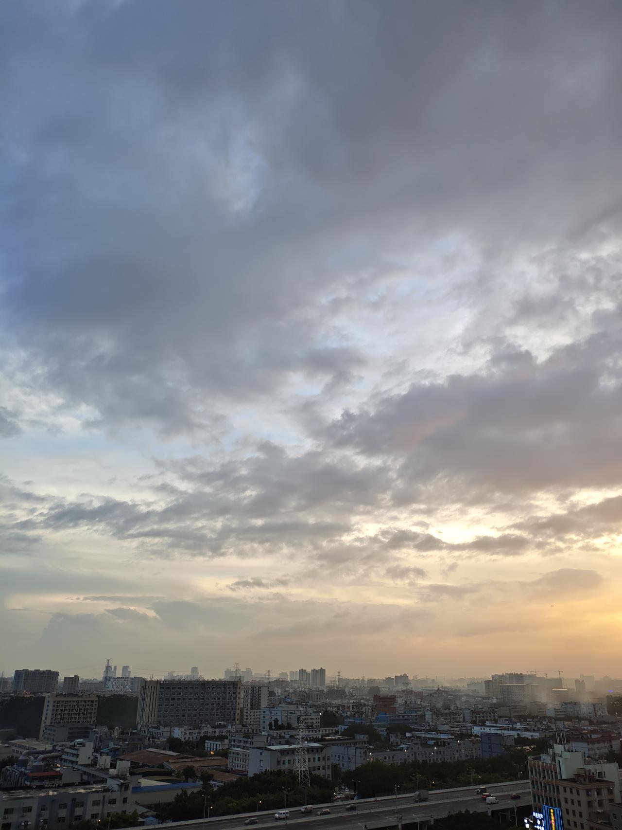 我拍到的落日瞬间下雨天也有落日夕阳，深圳昨天下雨，傍晚时分雨停了，西边天上又出现