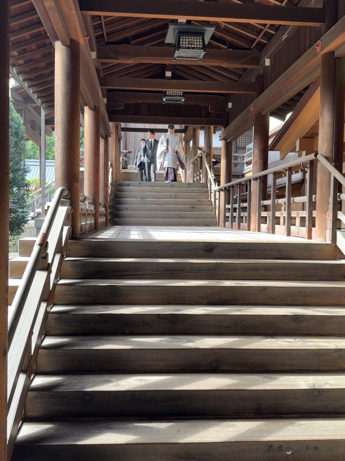日本防卫大臣参拜靖国神社。今天，日本防卫大臣小泉进次郎毫无意外的再次参拜供奉有战