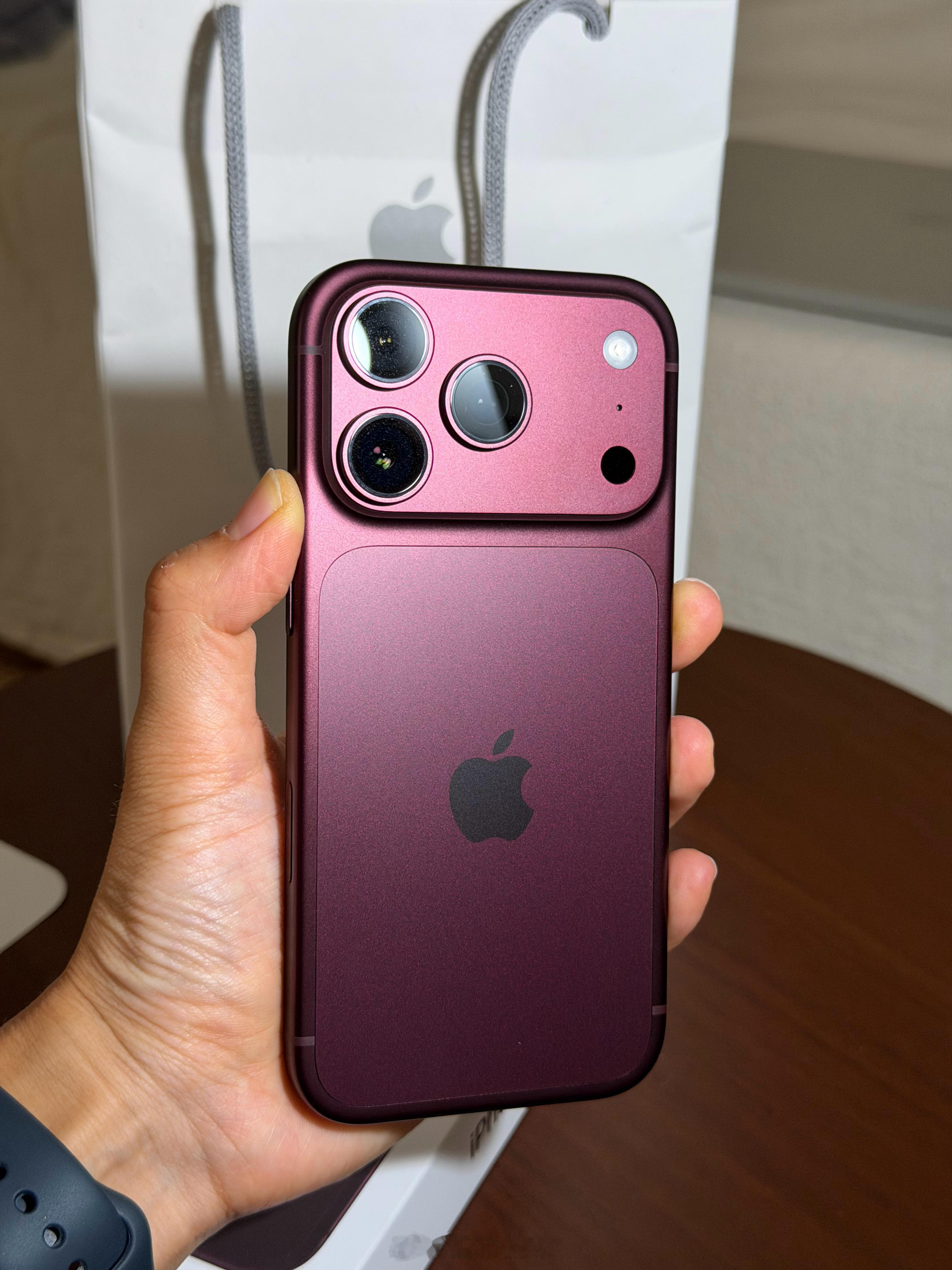 iPhone18系列第一批受害者来了来了又来了感觉每年iPhone新机发布没几天