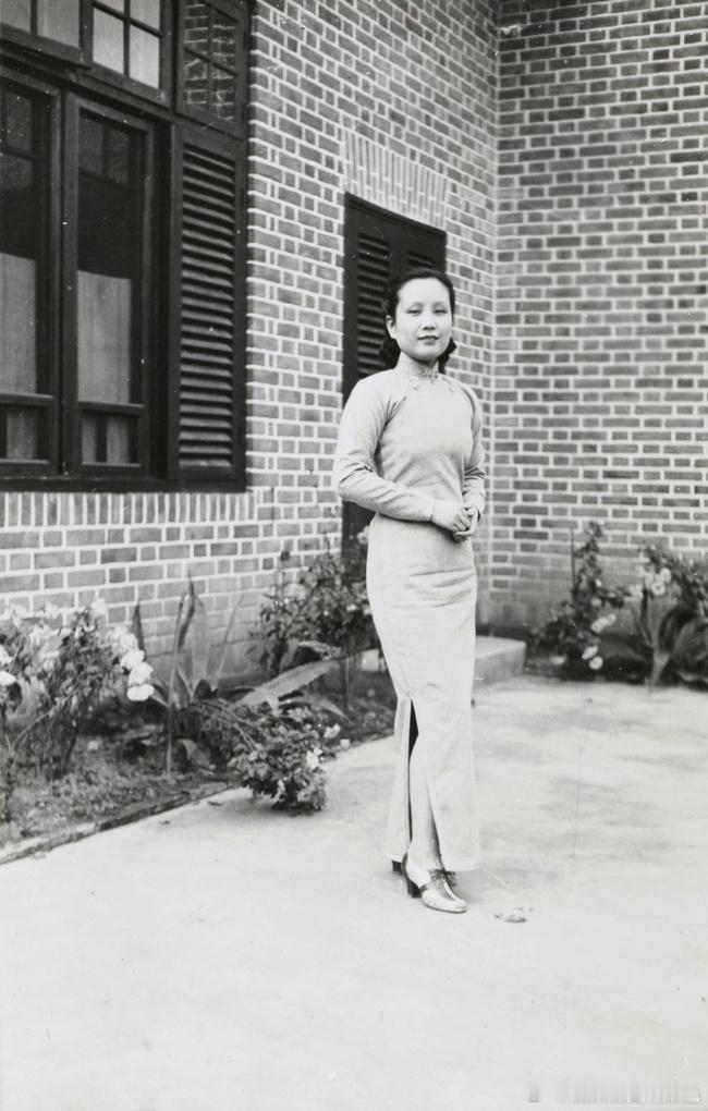 Lan Yezhen 藍業珍 in a 1937 Buick, Chungkin