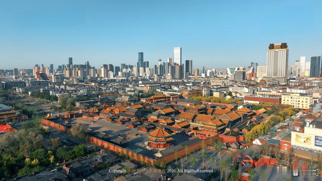 沈阳与北京一样都是皇城，这种“一眼古今”的时空交错之美，一些城市是死也拍不出来的