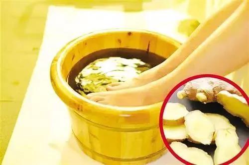 能促进血液循环，生姜的温热和花椒的辛温特性，能让脚部血管舒张，改善末梢循环，尤其