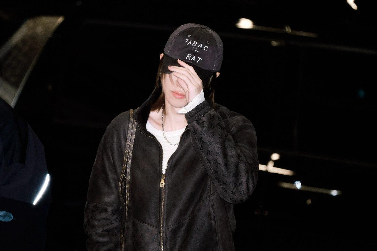 徐明浩 × 机场出发🛫身穿 Louis Vuitton 羊毛皮运动夹克，手袋鞋