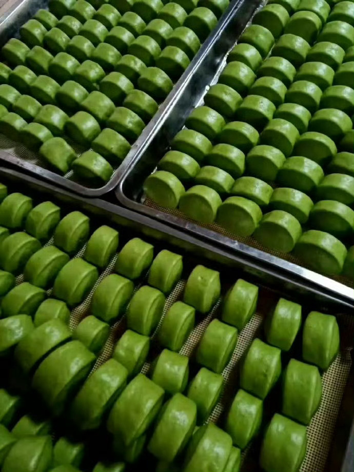 宁波人春天必吃之青馒头青馒头，宁波很春天的美食，艾青有一股特別的清香，所以加入了