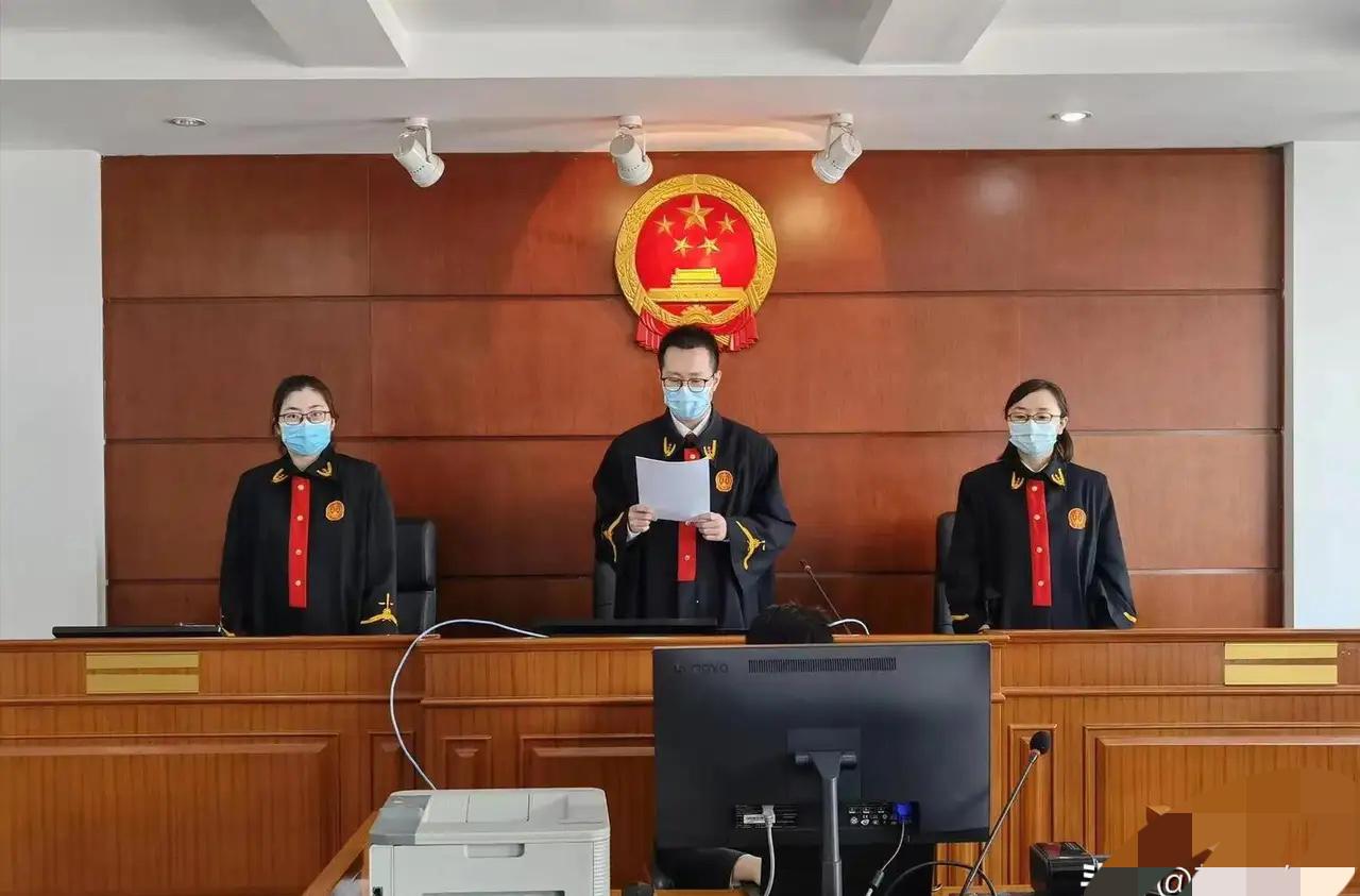 安徽，一45岁女子通过打牌发展情人，与牌友私下幽会数年。这夜，他们在车上求欢。不