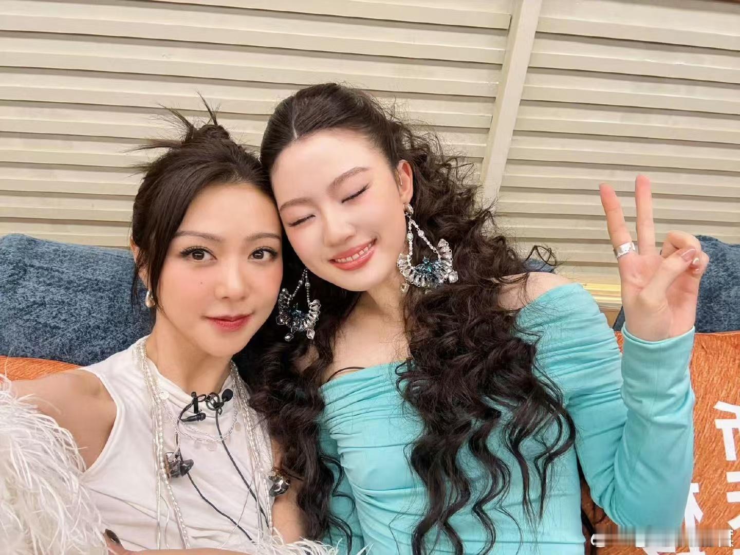 薛凯琪单依纯候场大片  这组薛凯琪与单依纯的候场大片，简直是美艳绝伦！两位美丽的