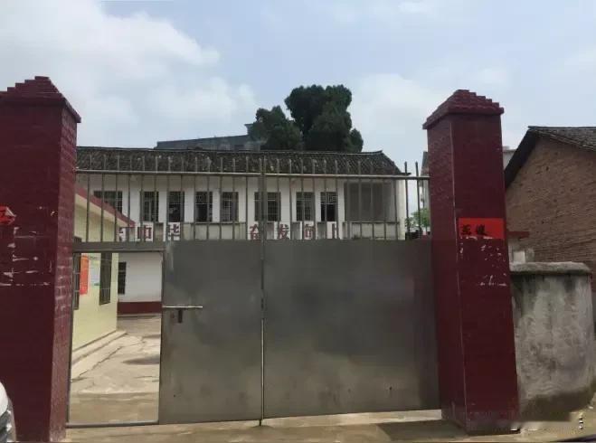 四川省南充，因下雨天学校通知家长进教室接学生。女子开车来到学校大门，见学校大门没