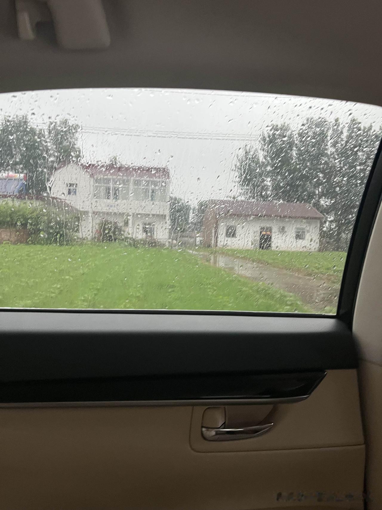 回家两日记。

昨天临晨两点出发，孩爸和我带上小女儿自驾车到家时，已是早上六点不