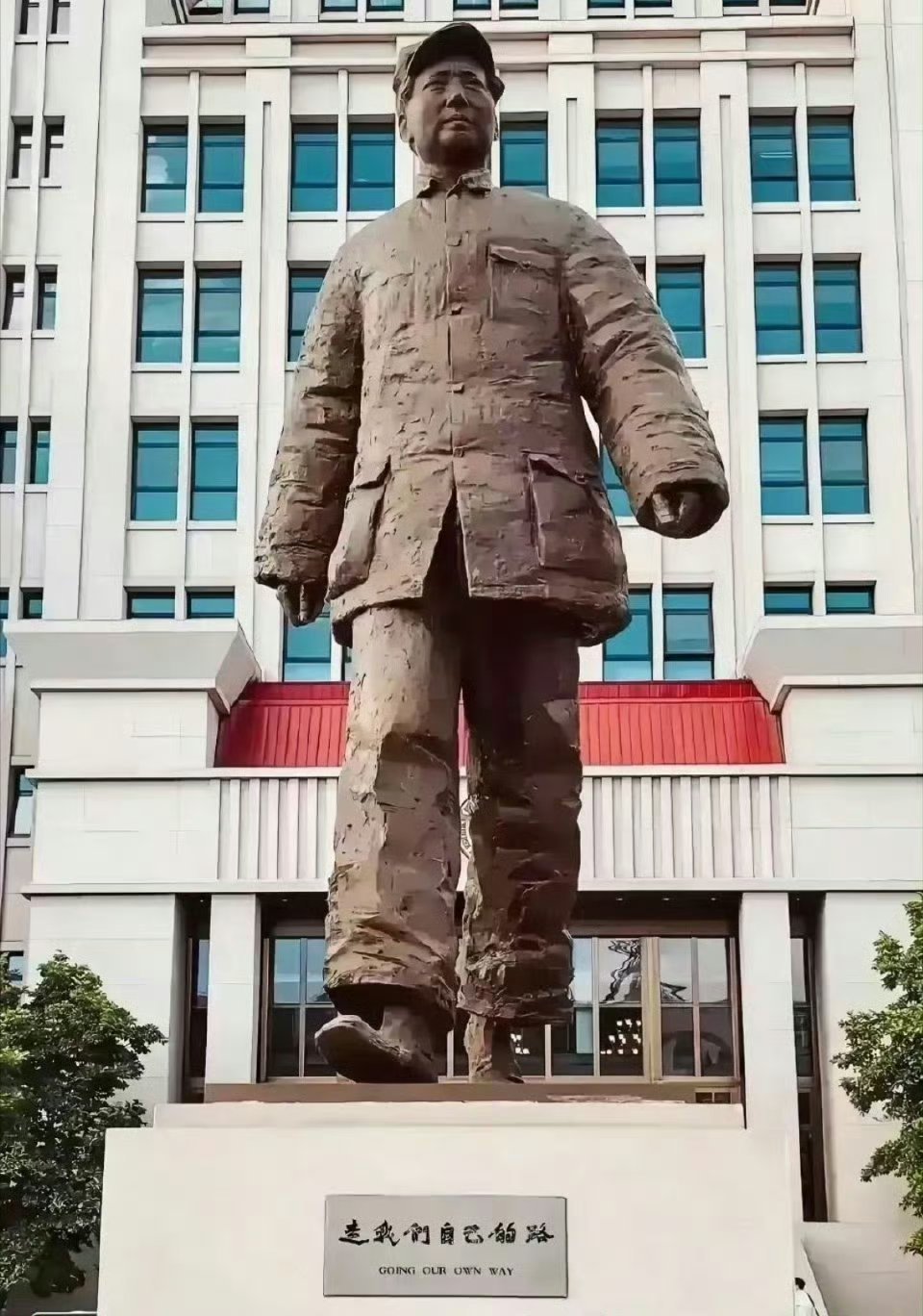 1.“美帝国主义和一切反动派都是纸老虎！”2.“美帝国主义者很傲慢，凡是可以不讲