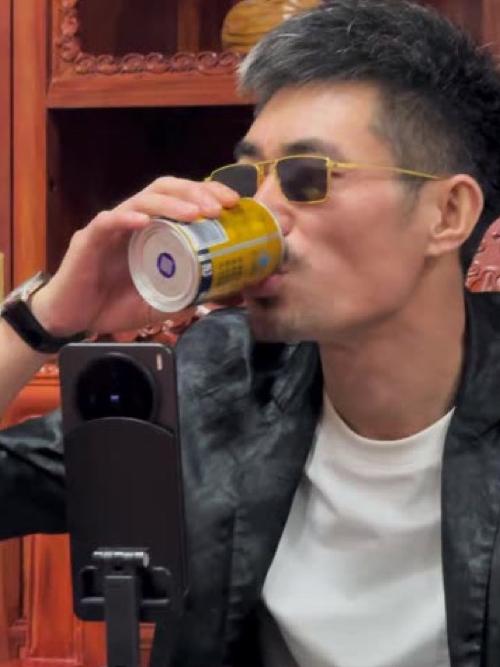 阿四最近热度很高，网友说他去年还在码头搬货，现在又说他是富二代、大老板。
说他搬