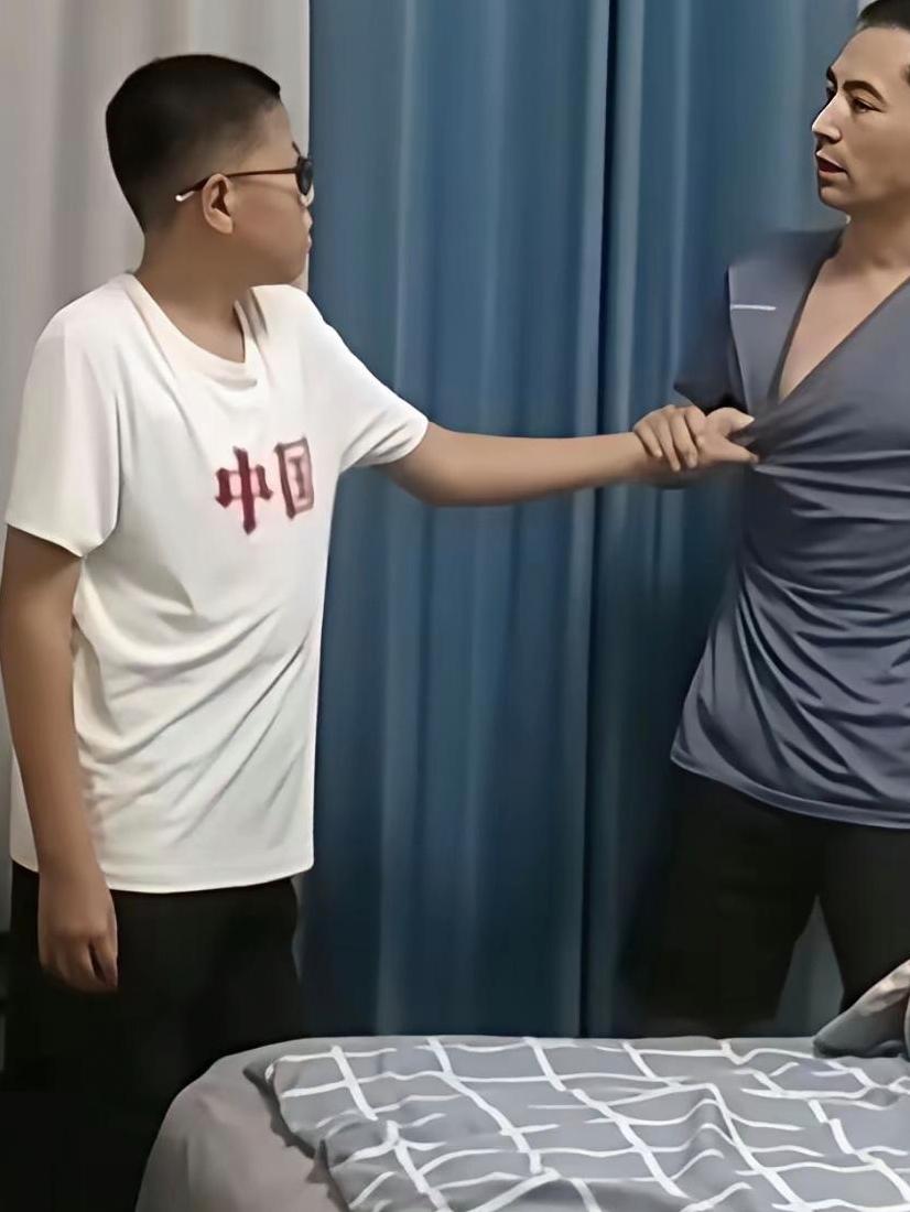 手机抢夺战，家庭管控到底该怎么做？

16岁的男孩玩手机上瘾，妈妈连喊几次吃饭都
