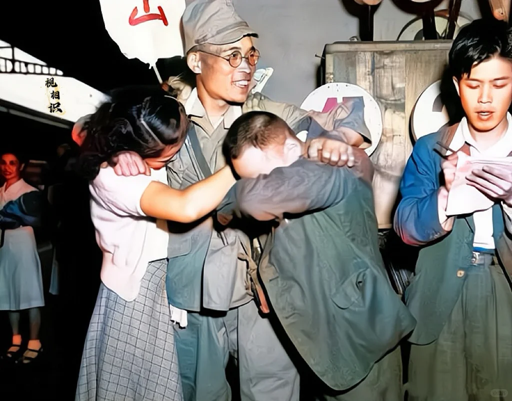 40年代末，一名日本战俘被遣返回国之后，他的亲人前来迎接他，并痛哭流涕...