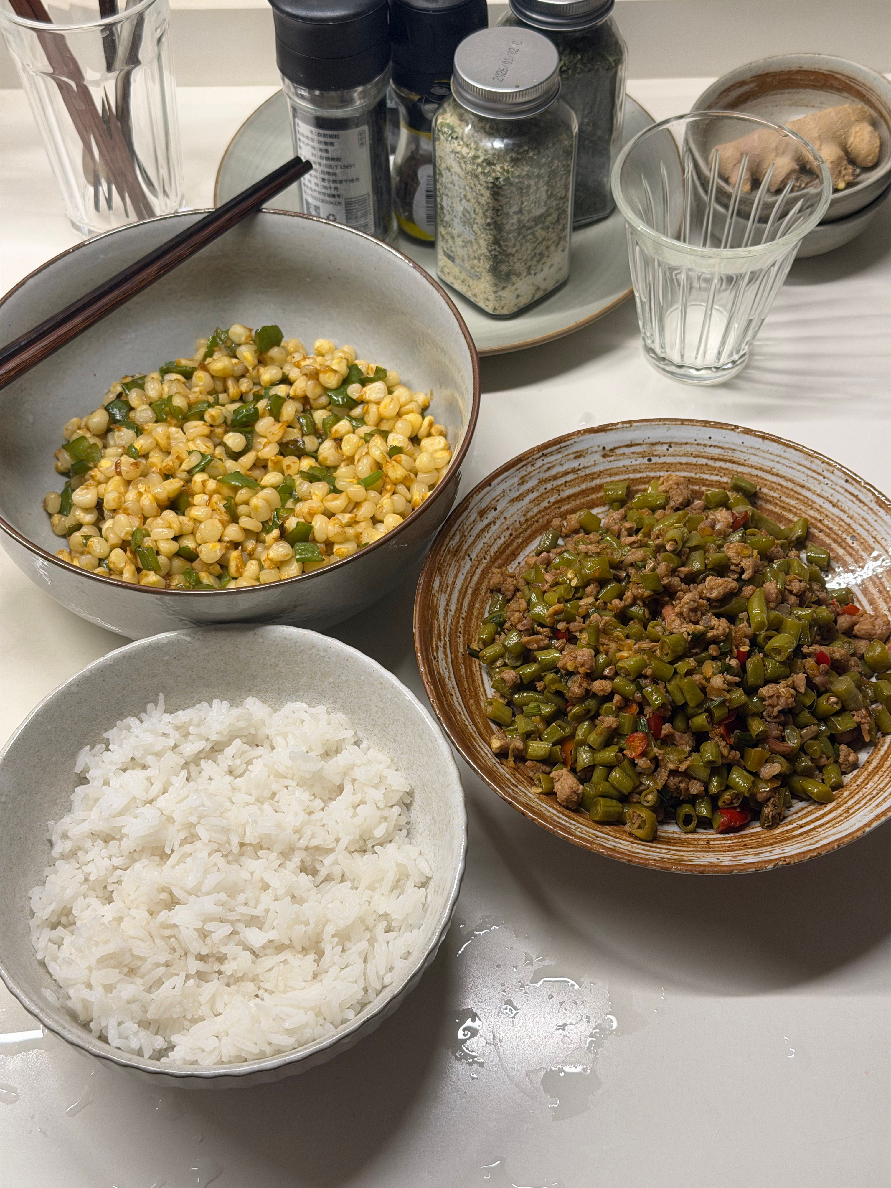 夏天没啥食欲，做了川渝最经典的两样下饭菜，青椒玉米和肉末豇豆，简单吃点，馋哭老外