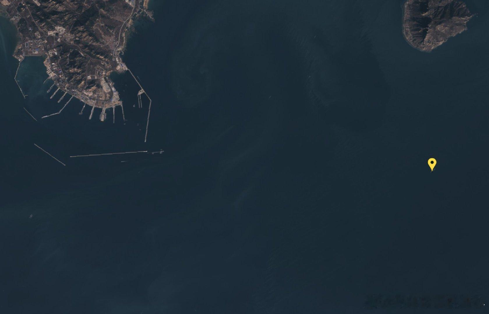 辽宁舰和福建舰今天仍停泊在青岛海军基地。自至少12月31日起，一艘901型综合补