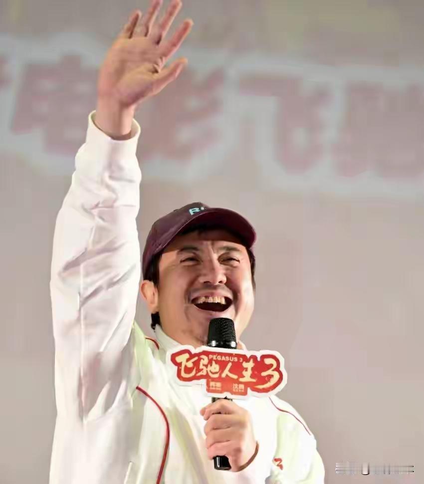 飞驰人生3同期票房超哪吒2票房大爆实至名归！《飞驰人生3》用高燃的赛车场面和真挚