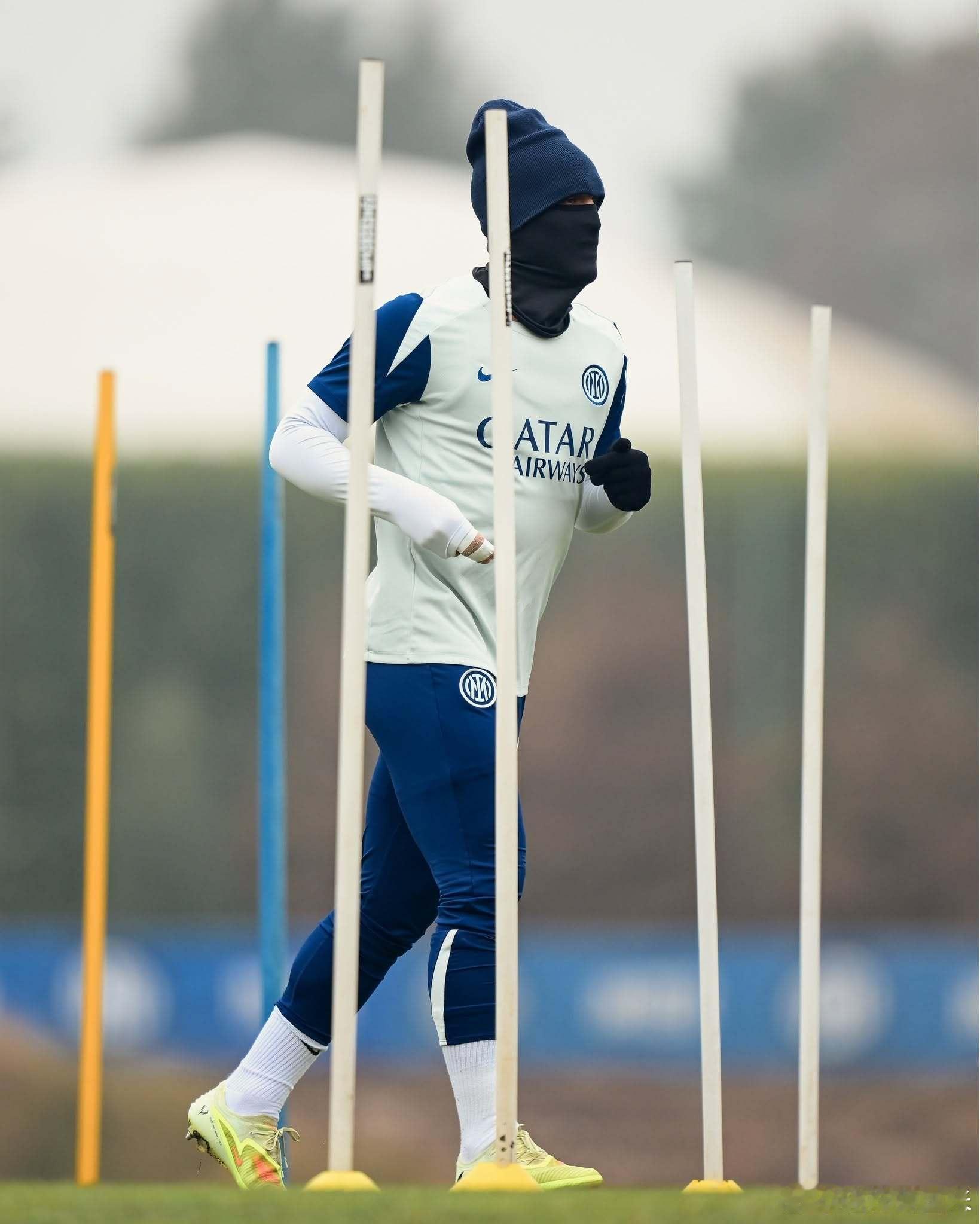 国际米兰今天在阿皮亚诺备战乌迪内斯，意大利那边也很冷啦！国际米兰意甲热点现场