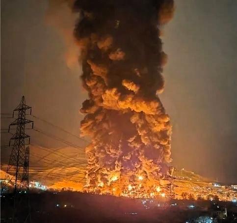 中东媒体5月4日报道，伊朗的石油储备设施已经达到了极限。伊朗陆地上存储的石油大约