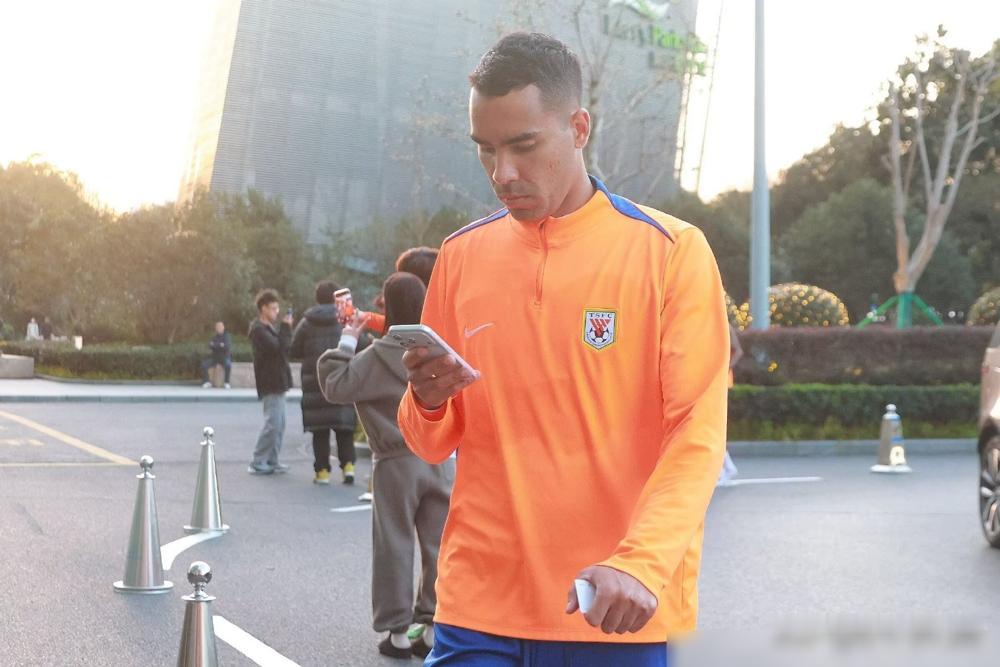 泰山队35人大名单，一半以上是00后。
上海冬训，2个80后老大哥王大雷、郑铮