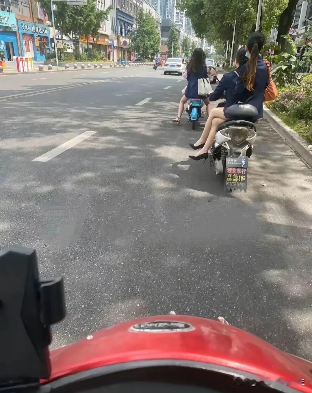 即使在电瓶车上，也能这么优雅！[害羞]