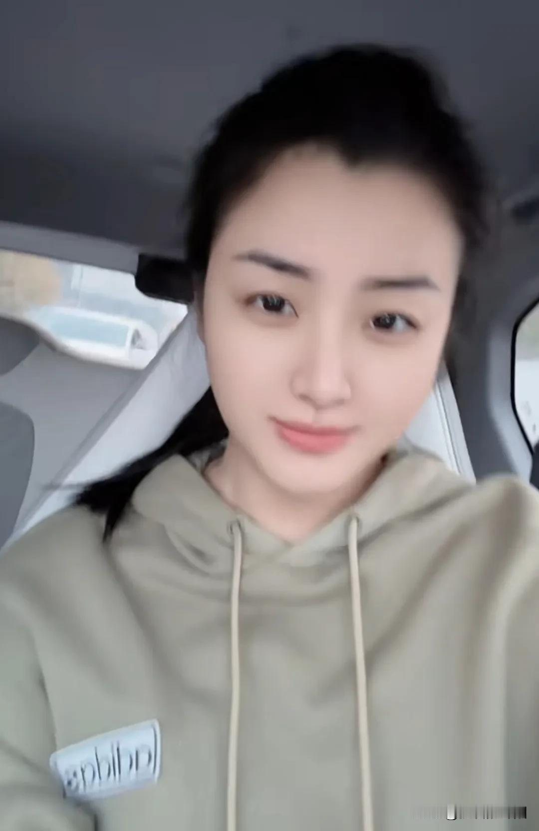 美女与车，完美搭配。