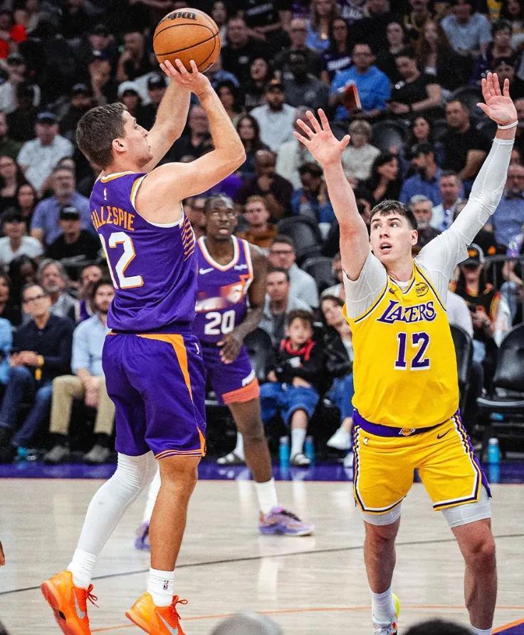 NBA常规赛，太阳113-110击败湖人，湖人吞下三连败首节湖人领先，半场打完太