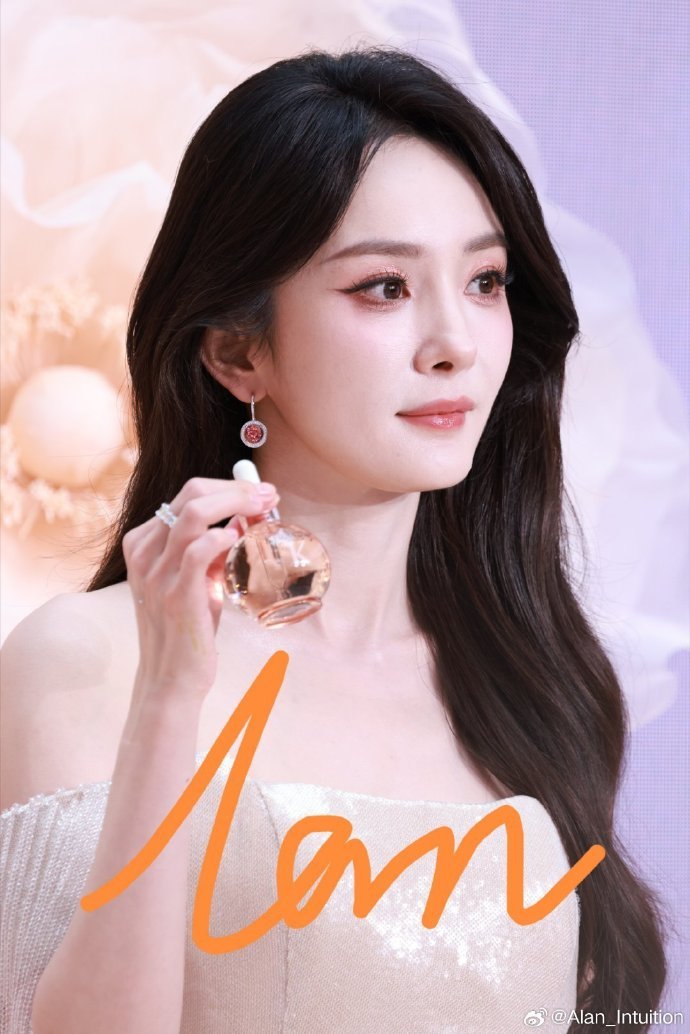 杨幂连轴转美成这样连轴转的杨幂 杨幂连轴转美成这样，状态太好啦 