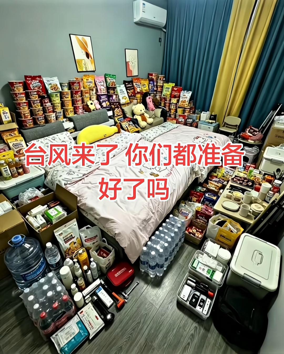 房间堆满了零食和饮用水，准备迎接台风。大家帮我看看还差点啥？听说南方台风要来了，