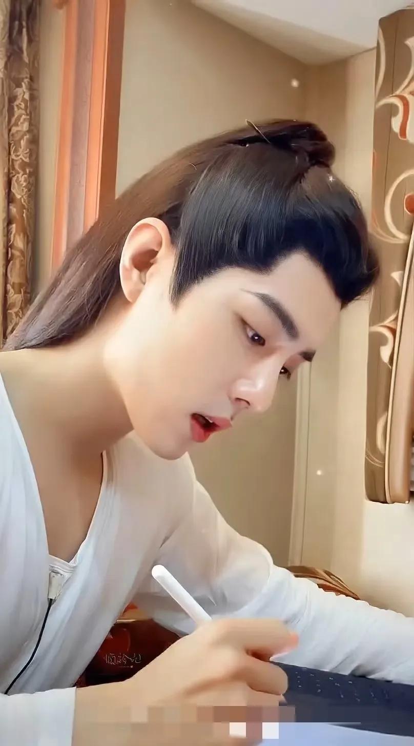 再次看《玉骨遥》更理解了“边角料开出帝王绿"的含金量。
看到很多人吐槽这部剧，其