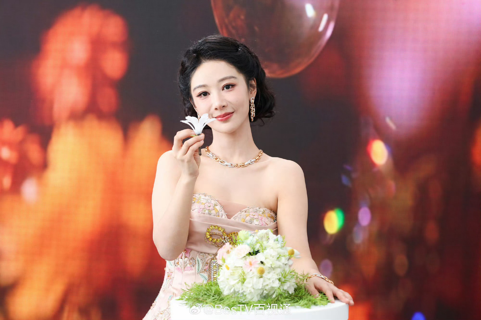 杨紫粉底液 杨紫白玉兰这个妆造很适合她，好漂亮，没有攻击力的美，很亲和很喜欢😍