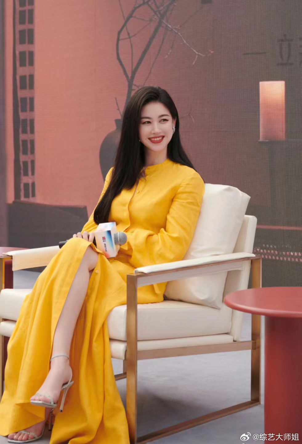 朱珠好绝的妈咪气质一身简简单单白裙就足够出彩，朱珠身上自然流露的妈咪感根本不用刻