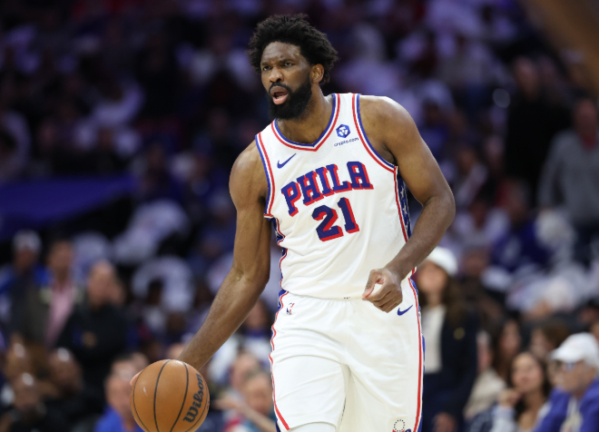 NBA记者Sean Deveney撰文报道了联盟中的交易动态。乔尔·恩比德与76