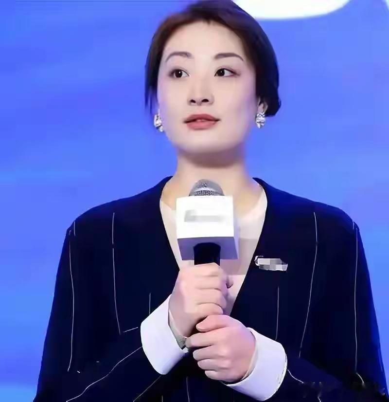 44岁宗馥莉辞职一年判若两人，瘦了也变美了，网友：像年轻了10岁 
