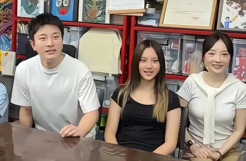 今天最开心的人估计就是甜馨了，
不是因为她考上好学校了，
也不是她被人夸漂亮了，