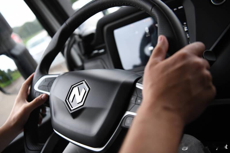 【“10点10分”握法早已过时！日本专家教你正确驾驶姿势 开长途更安全也不易疲劳