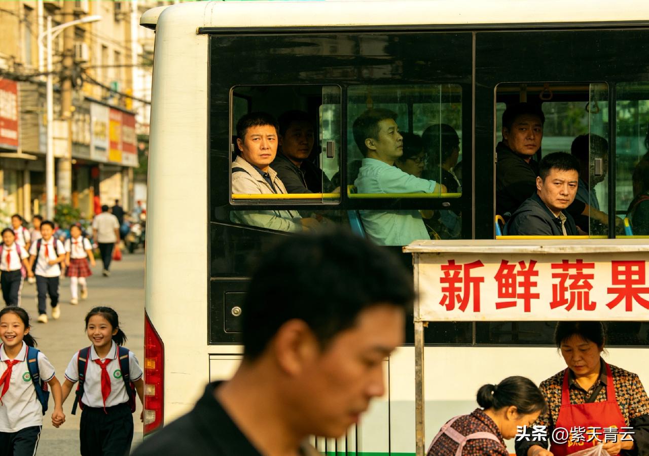 平常的日子，
平淡得没有波澜。
上班的人挤上公交，
车窗映着一张张疲惫却安稳的脸