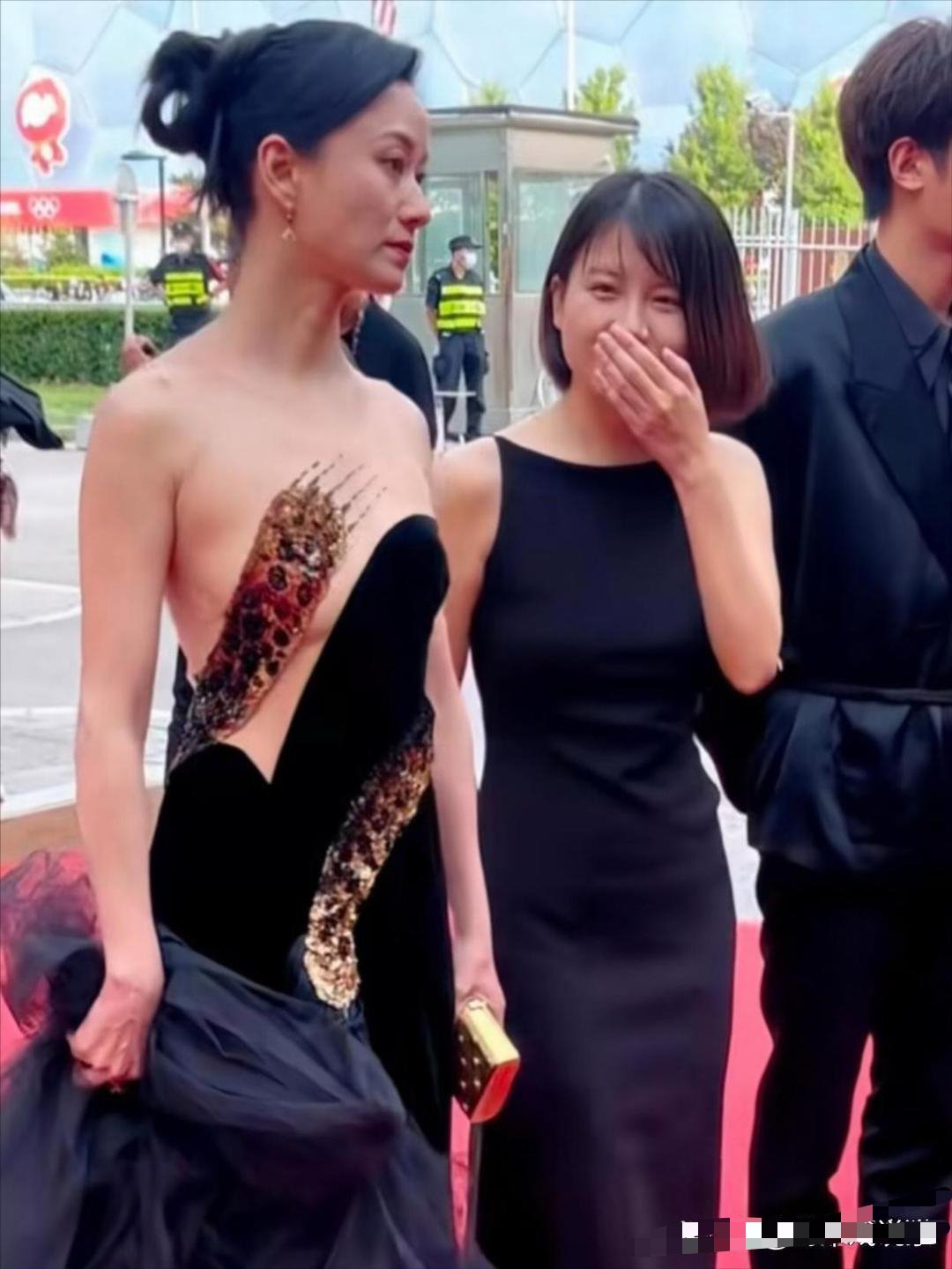 这衣服真是让人看了都替它尴尬，老了也不需要这样来博眼球吧 