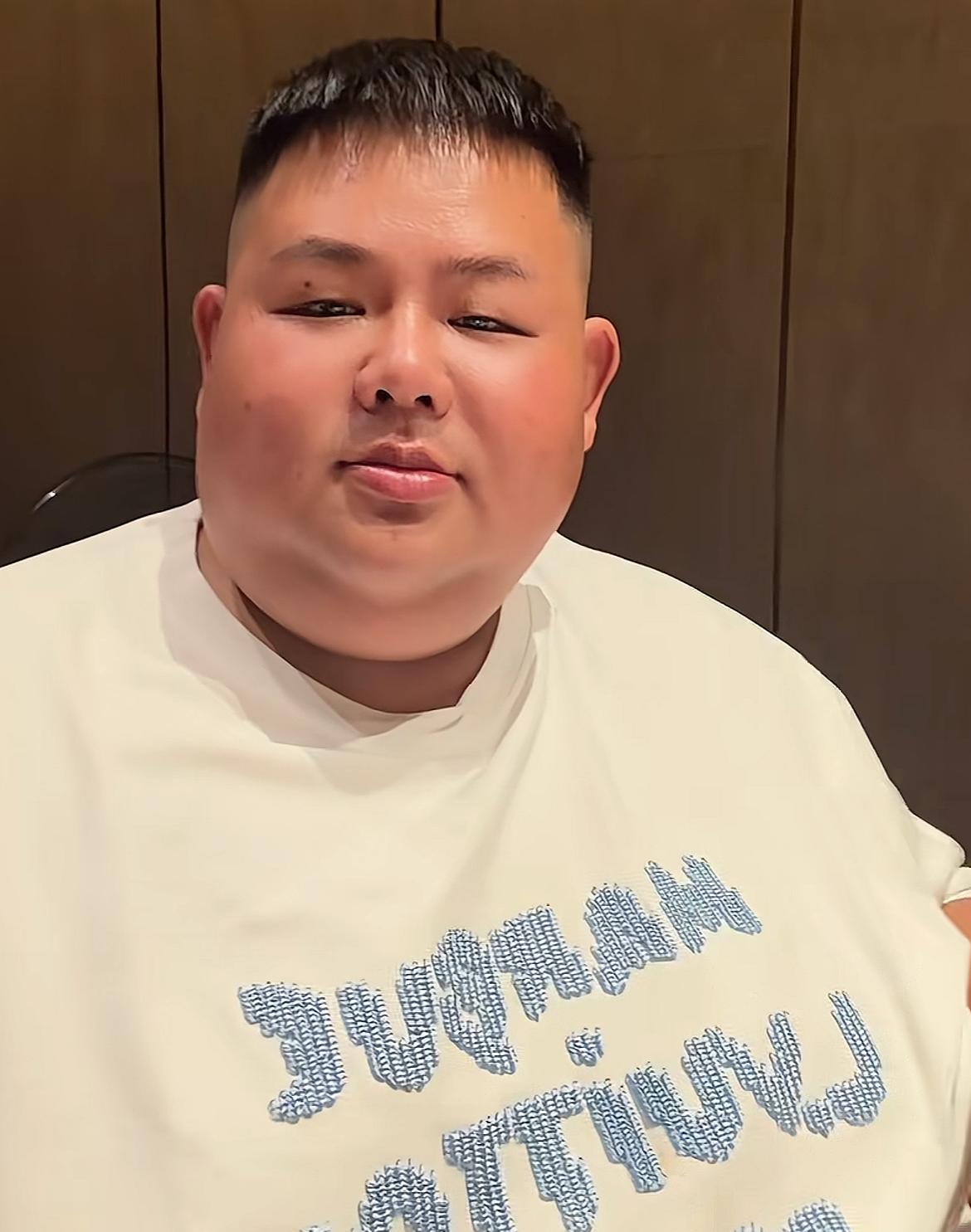 河北“大胃王”良子这次是真有靠山了！穿LV会见知名网红“妖怪”，双方亲切合影，并