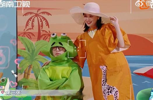 辛芷蕾白客抽象版沙滩大片白客演了一出青蛙进化论辛芷蕾和白客共同带来的沙滩大片，抽