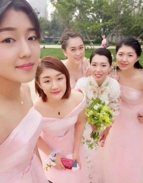 甜美的氛围感美女，那些年陈梦当过的伴娘！“反差感”真的好绝～ 