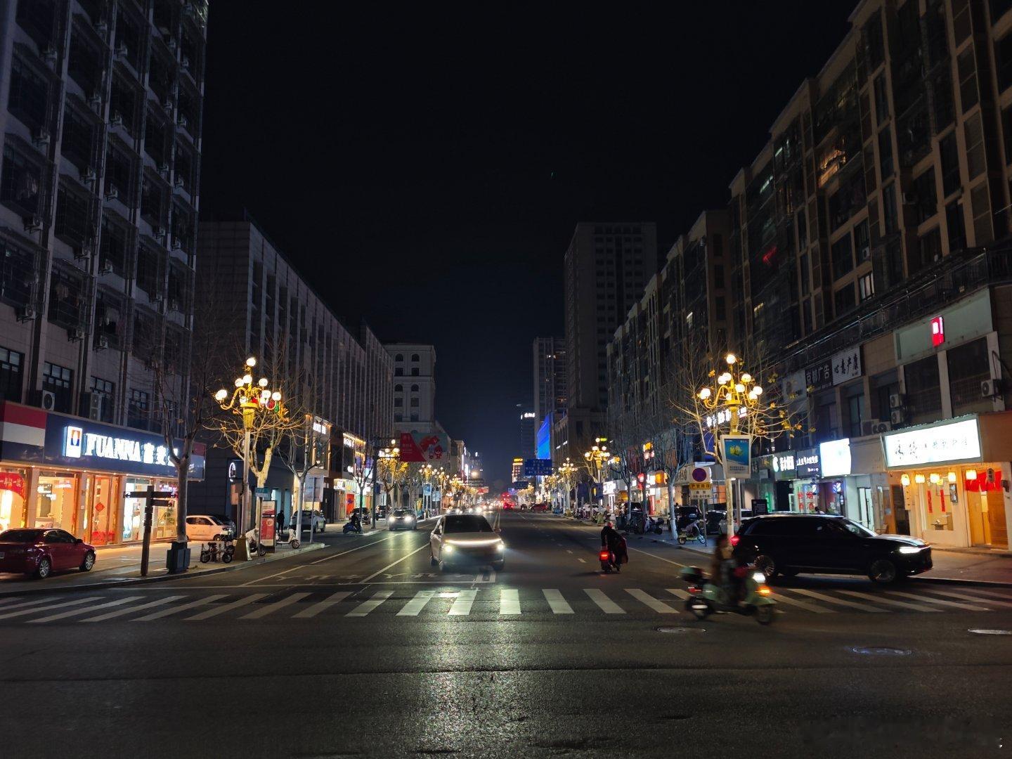 东阳县衙旧址，县府大门和鲜明的丁字街为老城绝对中心（城市布局见末图纸上画的），最