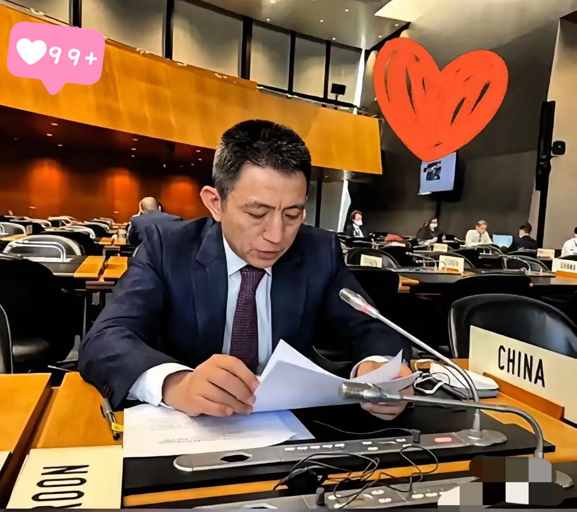 贝森特VS 李成钢
两个人根本不在一个级别！
你看看他们两个的的出身就知道了。