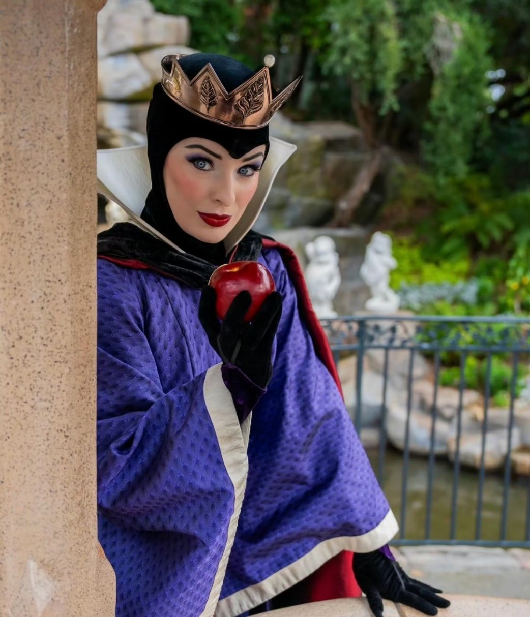 毒皇后扮演者被迪士尼乐园辞退 该说不说，毒皇后还是我比较喜欢的一个IP人物不晓得