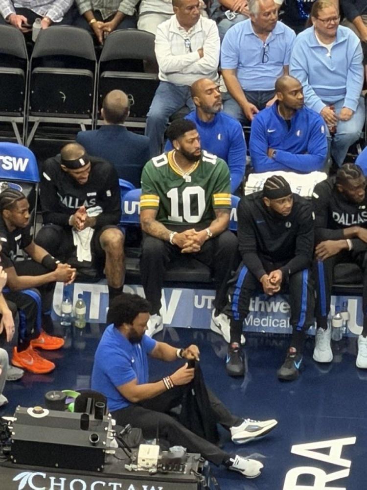 已经连续9场缺席！浓眉坐在板凳席 身穿NFL绿湾包装工球衣观战。