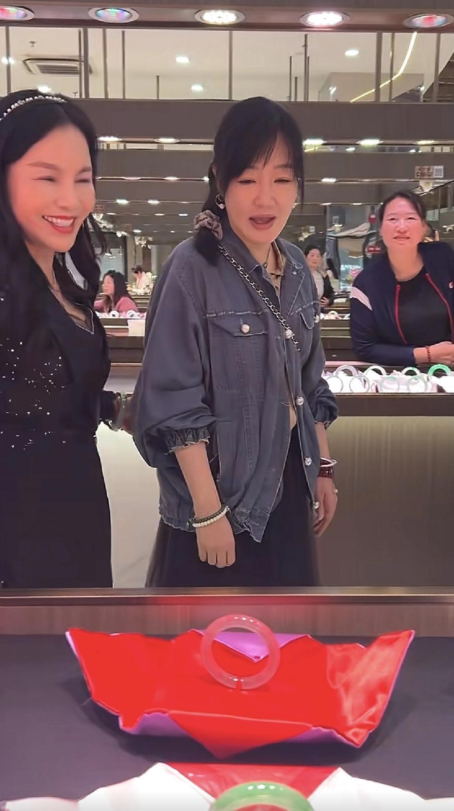 胡歌前女友薛佳凝独自买翡翠，弯腰驼背的，成了大妈了，最后还是没买到!

1月28